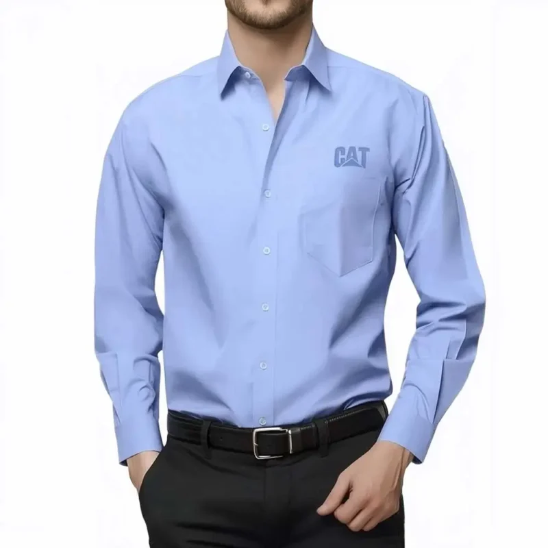 Homme portant une chemise bleu philadelphia caterpilar